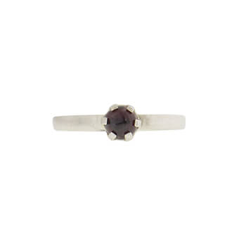 Anillo de plata con granate de Tabata Morgana