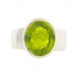 anillo de plata con peridoto