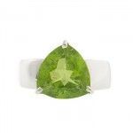 Anillo de plata y peridoto triangular de Tabata Morgana