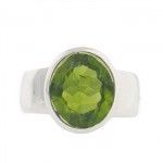 Anillo de plata y peridoto oval de Tabata Morgana