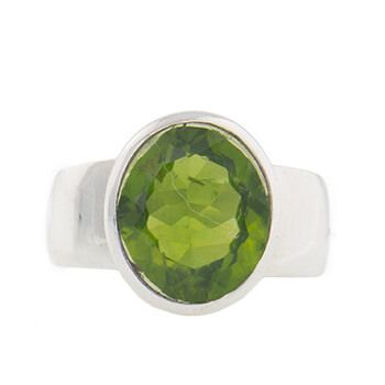 Anillo de plata y peridoto oval de Tabata Morgana