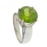 Anillo de plata y peridoto redondo de Tabata Morgana