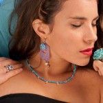 Collar de turquesas y cuarzo rosa. anillos de platas con gemas y flor azul.